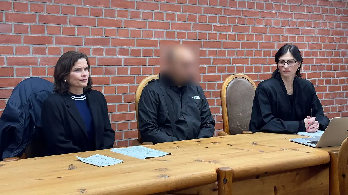 Angeklagter bei Gericht gepixelt.jpg