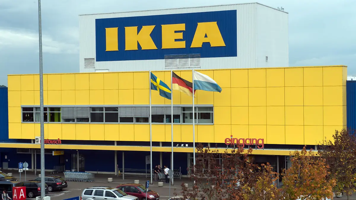Die Ikea-Filiale in Eching bei München, aufgenommen am 16.10.2014. Vor vier Jahrzehnten eröffnete die schwedische Kette die erste Filiale in Eching bei München (Bayern). Foto: Peter Kneffel/dpa (zu dpa-KORR «Ivar und Billy statt Eiche rustikal: 40 Jahre Ikea Deutschland» am 16.10.2014) +++(c) dpa - Bildfunk+++
