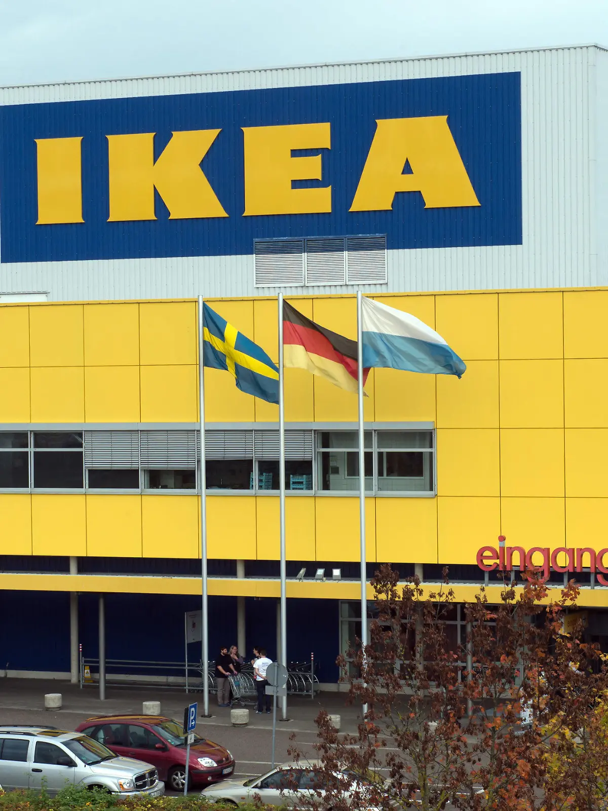 Die Ikea-Filiale in Eching bei München, aufgenommen am 16.10.2014. Vor vier Jahrzehnten eröffnete die schwedische Kette die erste Filiale in Eching bei München (Bayern). Foto: Peter Kneffel/dpa (zu dpa-KORR «Ivar und Billy statt Eiche rustikal: 40 Jahre Ikea Deutschland» am 16.10.2014) +++(c) dpa - Bildfunk+++