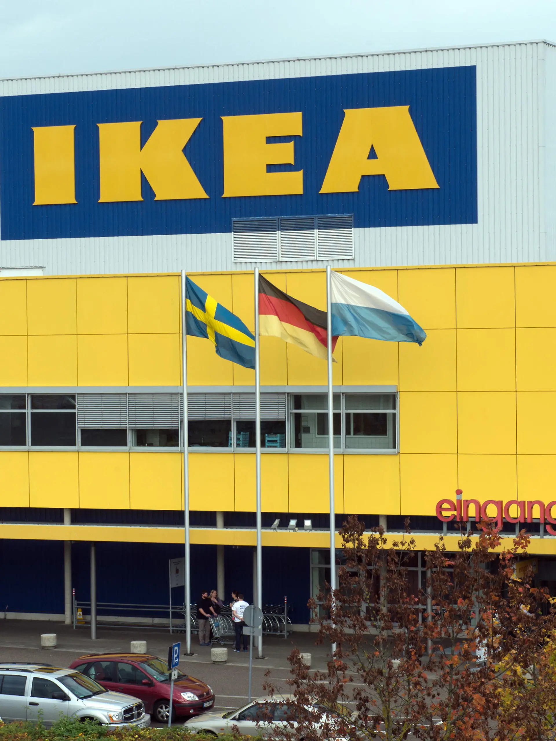 Die Ikea-Filiale in Eching bei München, aufgenommen am 16.10.2014. Vor vier Jahrzehnten eröffnete die schwedische Kette die erste Filiale in Eching bei München (Bayern). Foto: Peter Kneffel/dpa (zu dpa-KORR «Ivar und Billy statt Eiche rustikal: 40 Jahre Ikea Deutschland» am 16.10.2014) +++(c) dpa - Bildfunk+++