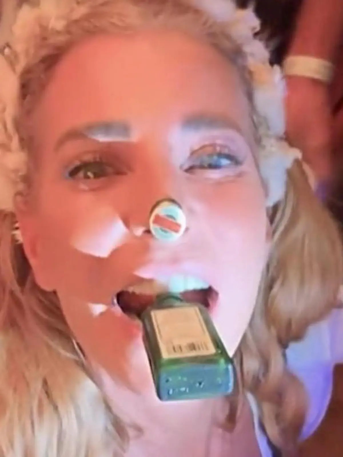 Bild zu: "Dekolleté-Deckel und Trink-Tricks! Giulia Siegel lässt es auf dem Oktoberfest krachen"