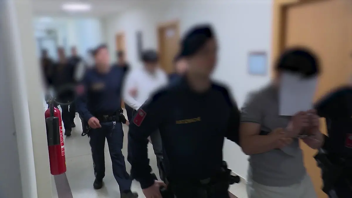 Angeklagte Jugendbande lacht beim Prozess Lehrerin monatelnag missbrsaucht