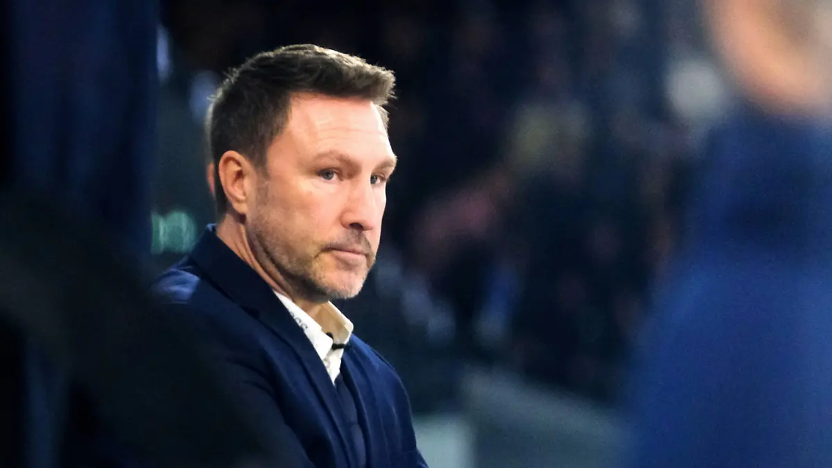 Jeff Tomlinson am 27.01.2023 als Trainer des Schweizer Eishockey-Klubs EHC Kloten 