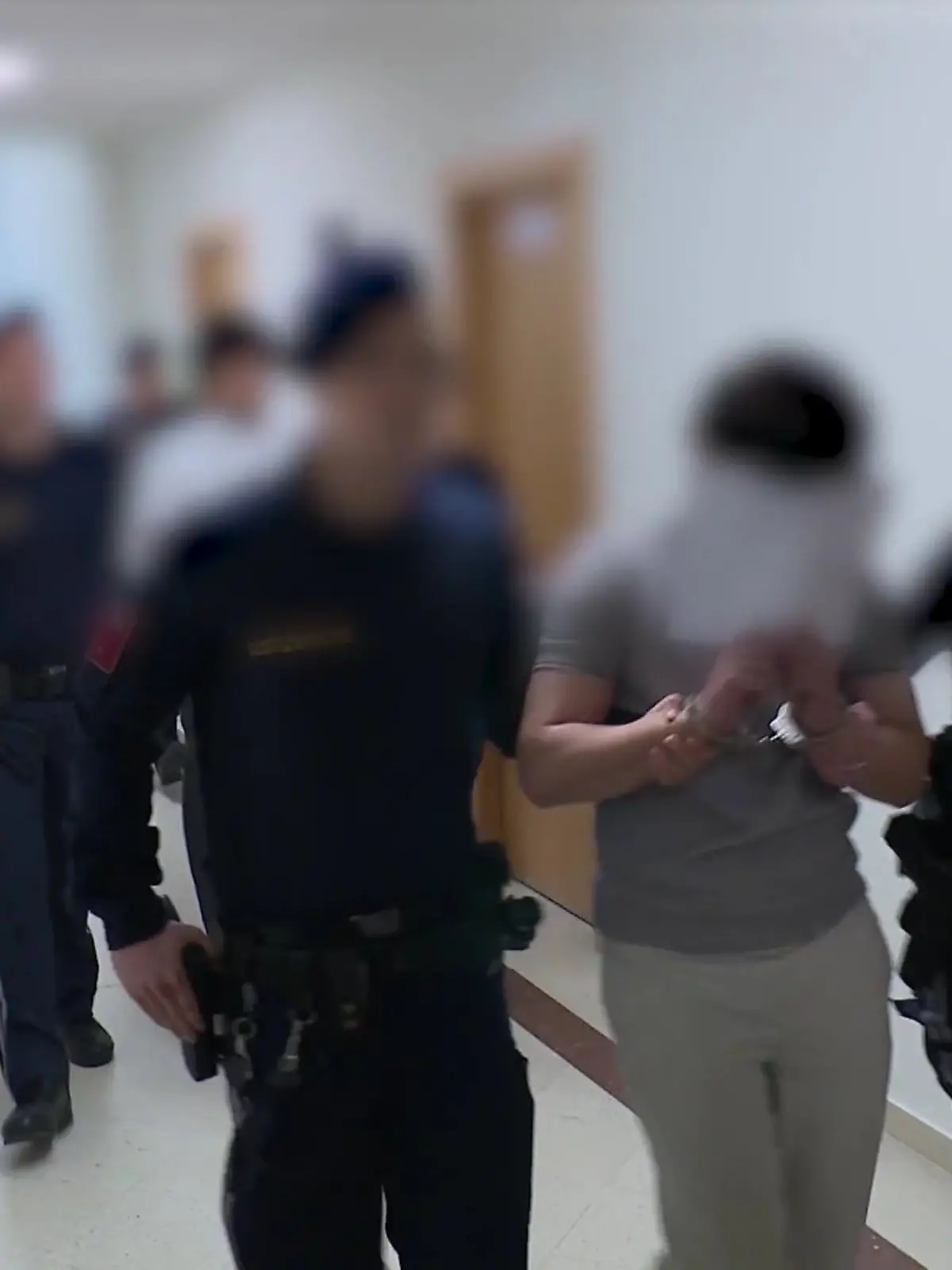 Bild zu: "Lehrerin (28) über Monate misshandelt! Angeklagte Teenager finden es offenbar lustig"