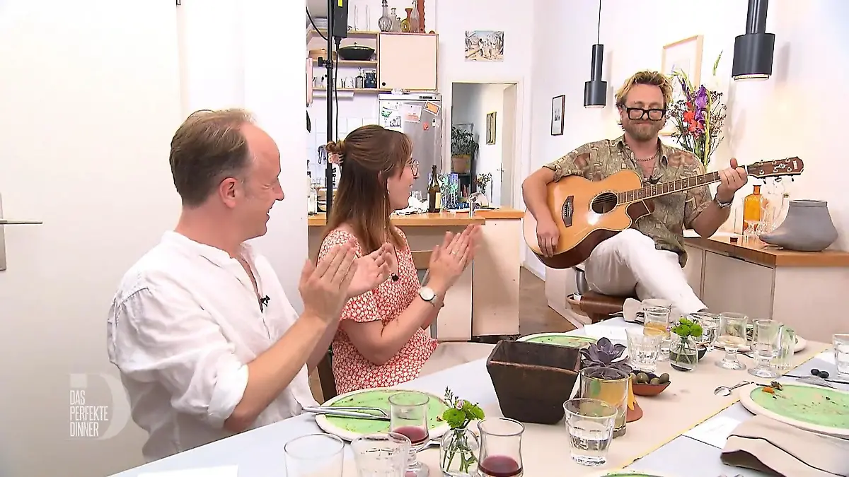 Stephen ist Künstler und Rockstar Kleine Vernissage, kleines Konzert