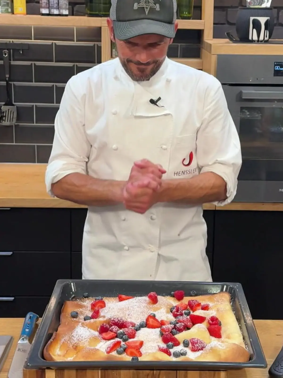 Bild zu: "Süßer Beeren-Pfannkuchen vom Blech"