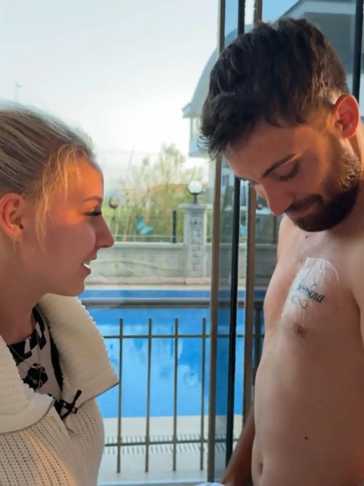 Bild zu: "Servet zeigt Loredana Wollny sein Liebestattoo"