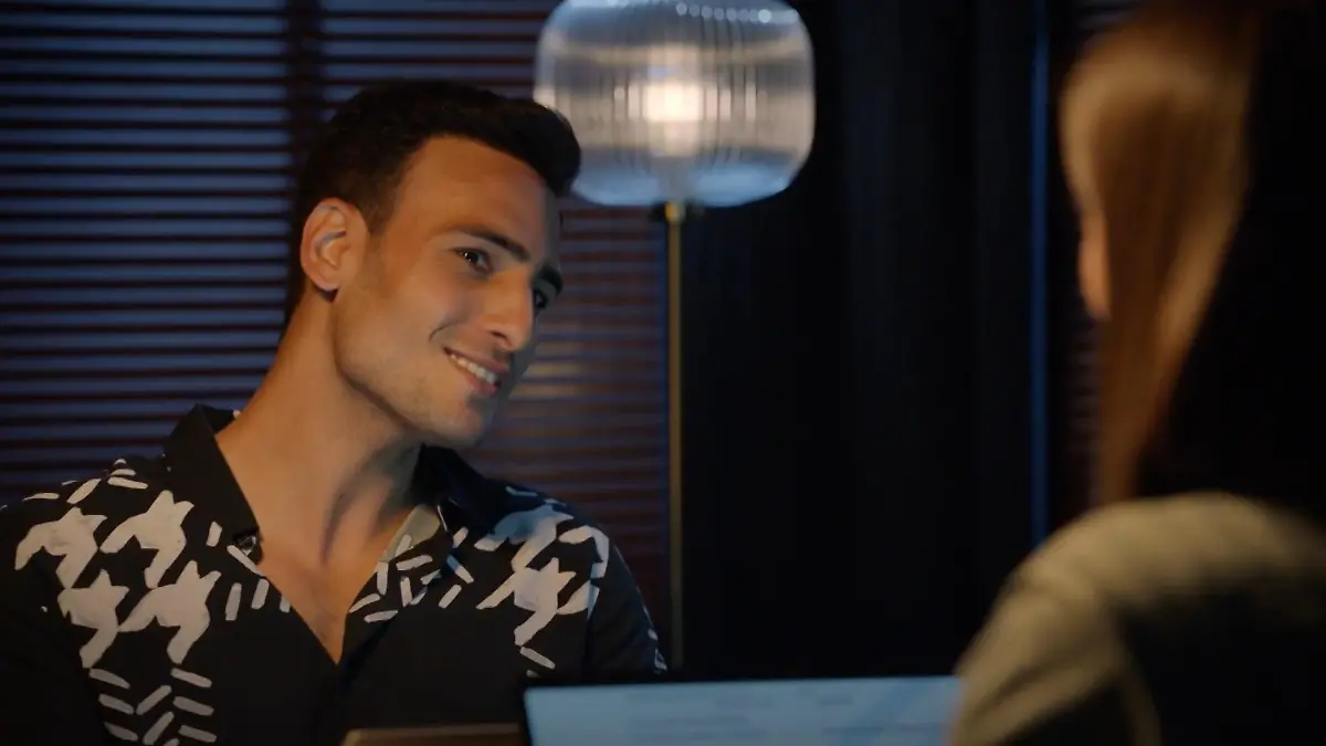 Geburtstagskind Nihat ist in Flirtlaune.