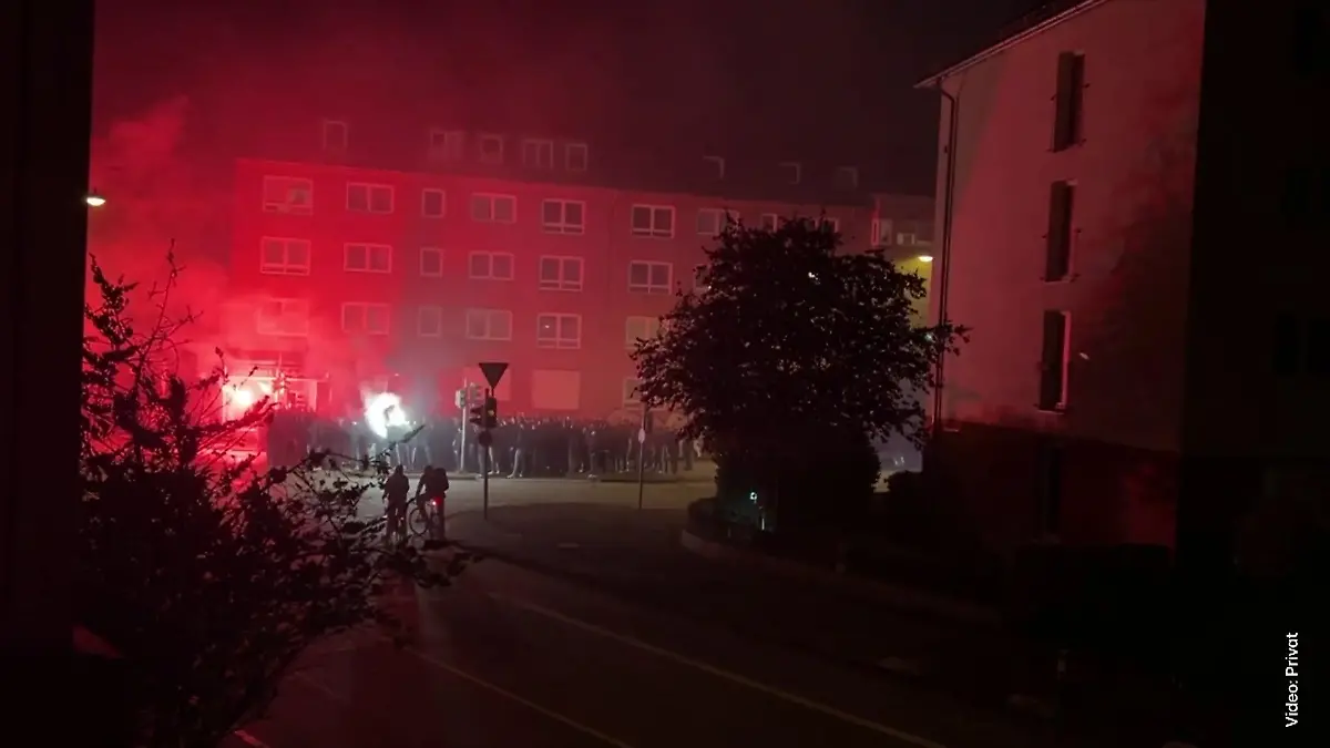 Fans ziehen durch die Kieler Innenstadt 125 Jahre Holstein Kiel