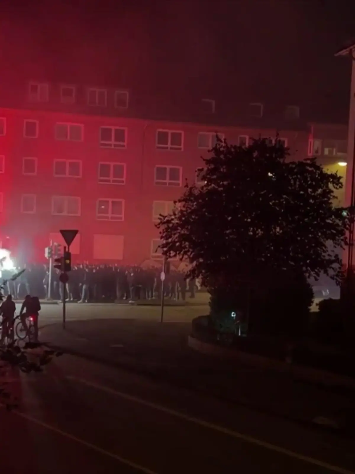Bild zu: "Fans ziehen durch die Kieler Innenstadt"