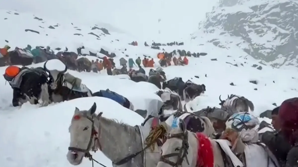 China Everest Hikers Trapped