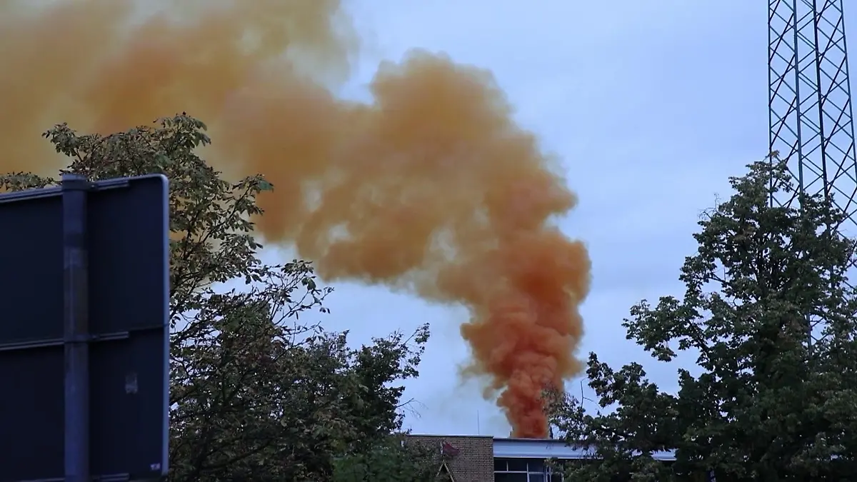 Entwarnung nach Chemieunfall in Mainaschaff Orangefarbene Rauchwolke