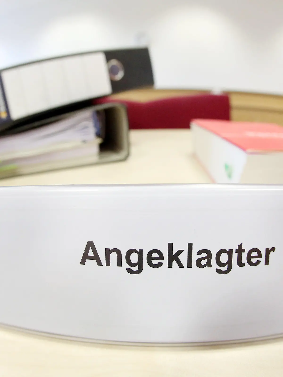 ARCHIV - Ein Schild mit der Aufschrift «Angeklagter» steht am 18.09.2014 vor Beginn der Verhandlung im Landgericht in Itzehoe (Schleswig-Holstein) im Sitzungssaal. Der Mordprozess um den gewaltsamen Tod der 18-jährigen Lisa Marie aus Tornesch bei Pinneberg geht zu Ende. Unter Ausschluss der Öffentlichkeit wird am 15.10.2014 vor dem Landgericht Itzehoe das Urteil erwartet. Foto: Bodo Marks/dpa +++(c) dpa - Bildfunk+++