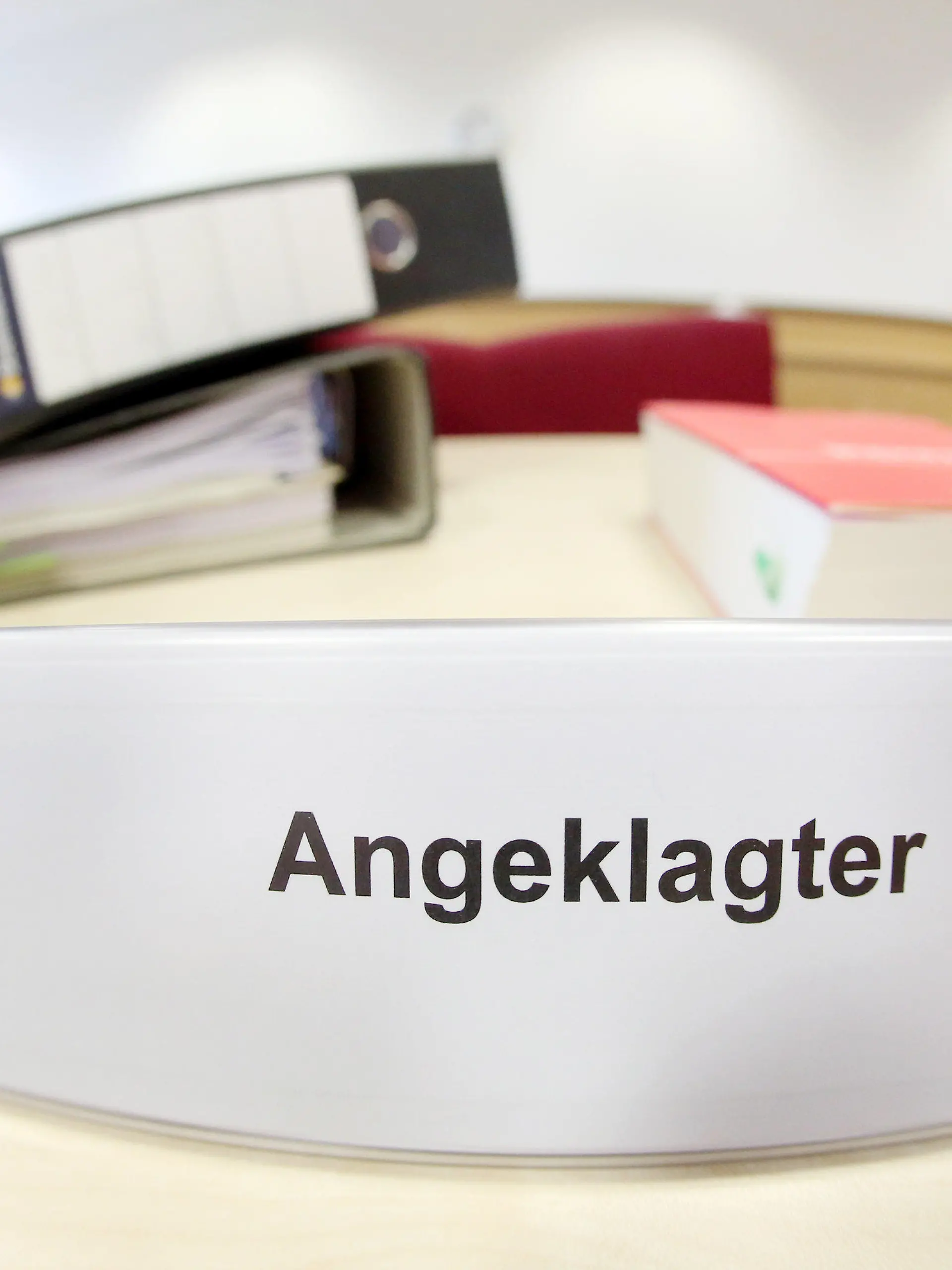 ARCHIV - Ein Schild mit der Aufschrift «Angeklagter» steht am 18.09.2014 vor Beginn der Verhandlung im Landgericht in Itzehoe (Schleswig-Holstein) im Sitzungssaal. Der Mordprozess um den gewaltsamen Tod der 18-jährigen Lisa Marie aus Tornesch bei Pinneberg geht zu Ende. Unter Ausschluss der Öffentlichkeit wird am 15.10.2014 vor dem Landgericht Itzehoe das Urteil erwartet. Foto: Bodo Marks/dpa +++(c) dpa - Bildfunk+++