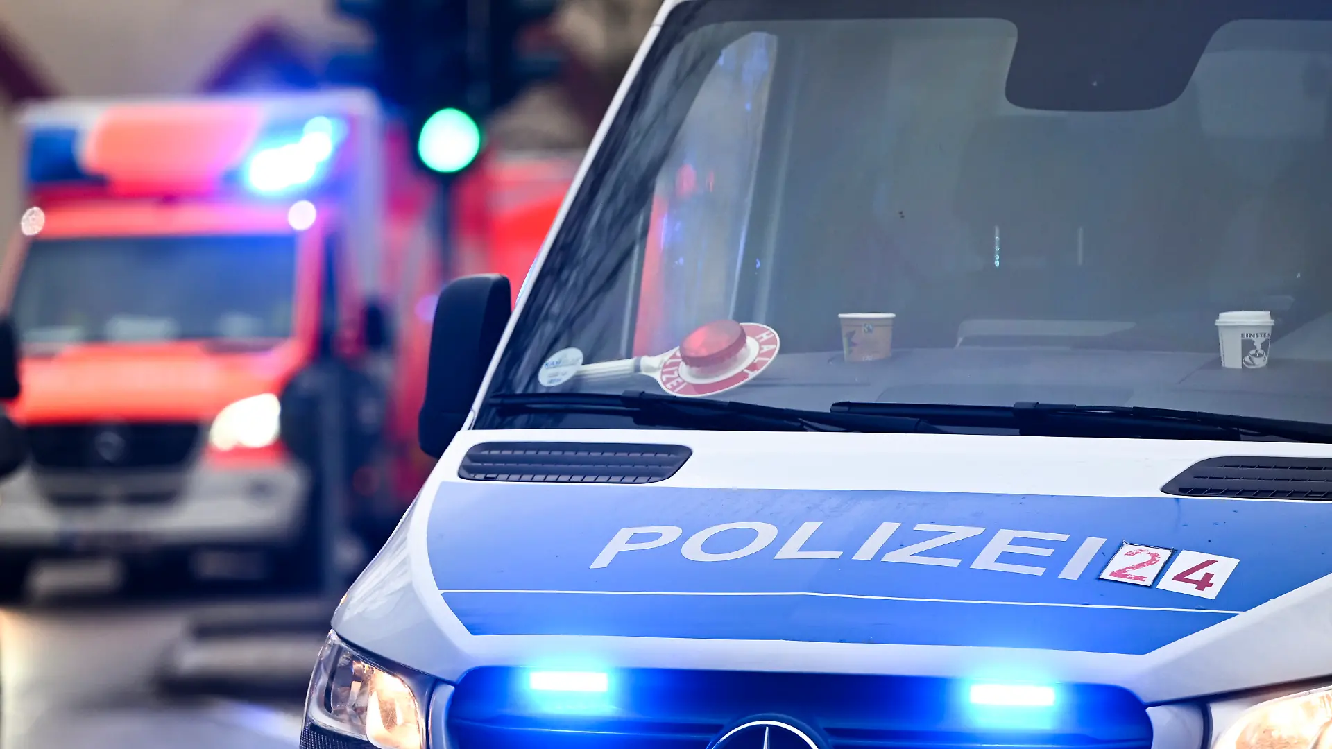 Polizeiauto und Rettungswagen mit Blaulicht (Symbolfoto)