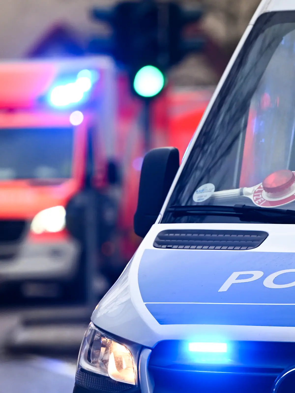 Polizeiauto und Rettungswagen mit Blaulicht (Symbolfoto)