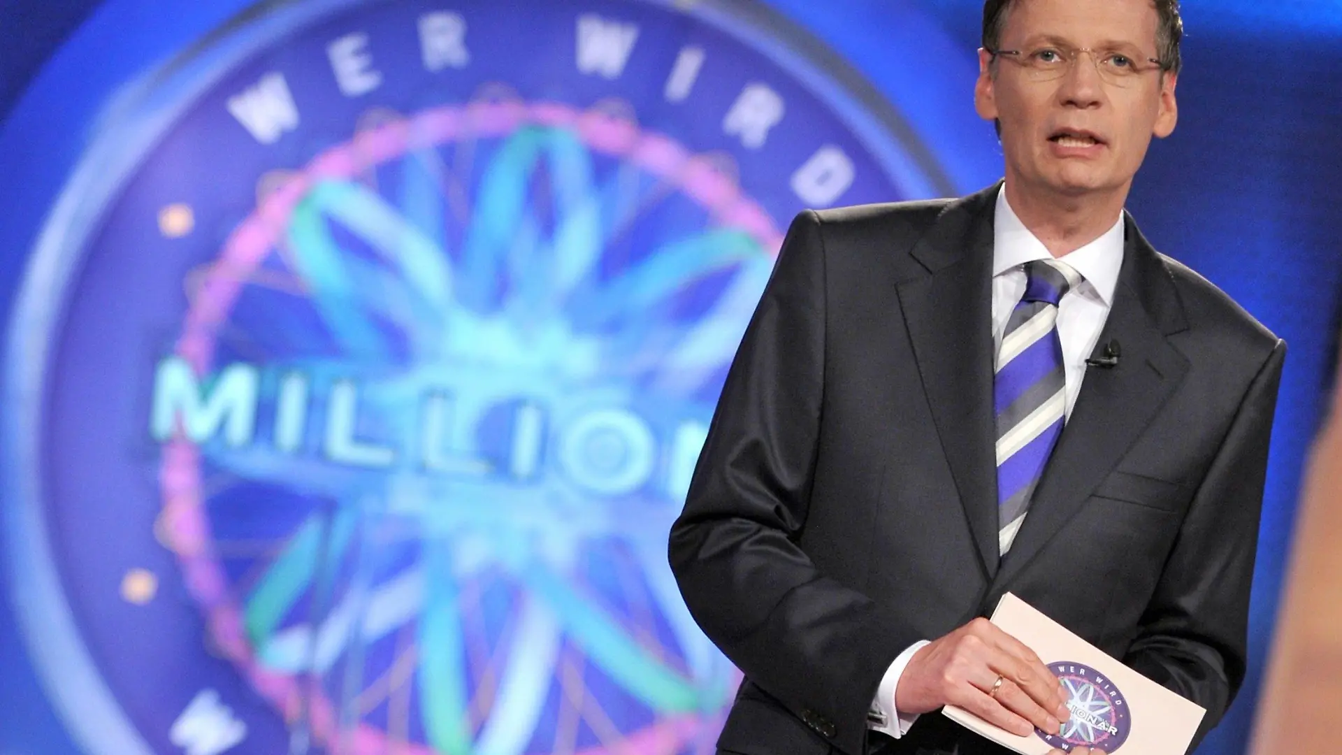 ARCHIV - Günther Jauch moderiert am 10.11.2009 die RTL-Show «Wer wird Millionär? - Prominentenspecial» in Hürth bei Köln. Die Jubelshow zum 15. Geburtstag seines RTL-Quiz «Wer wird Millionär?» kommt verspätet, aber sie kommt: Am 17. Oktober wird Günther Jauch (58) in einer drei Stunden langen Sondersendung das kleine Jubiläum feiern, wie der Kölner Privatsender am 04.09.2014 mitteilte. Foto: Jörg Carstensen/dpa (zu dpa «Wer wird Millionär': Günther Jauch feiert verspätet Jubiläum" vom 04.09.2014) +++(c) dpa - Bildfunk+++