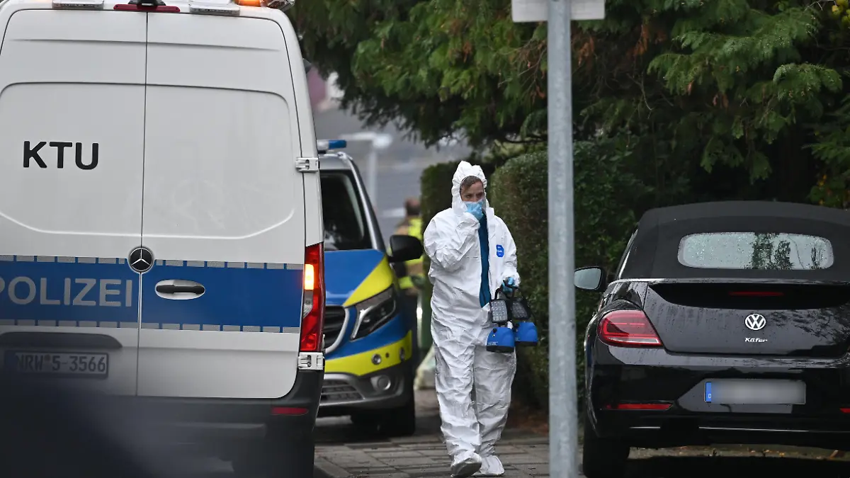 Fahrzeug der Kriminaltechnischen Untersuchung der Polizei (KTU) und ein Einsatzfahrzeug am Haus von Iris Stalzer in Herdecke 