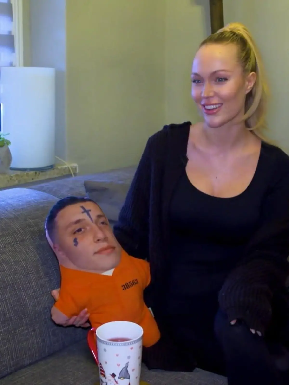 Bild zu: "Laura besucht ihren Mann Joshua im Gefängnis"