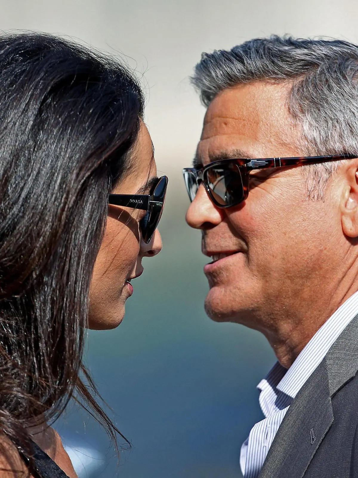 ARCHIV - US actor George Clooney (R) and his fiance, Lebanese-British lawyer Amal Alamuddin (L) stand on a taxi boat in Venice, Italy, 26 September 2014. According to media reports, the wedding of George Clooney and Amal Alamuddin is to take place in Venice this weekend. Photo: EPA/ALESSANDRO DI MEO (zu dpa "Ehepaar Clooney ist wieder bei der Arbeit" vom 10.10.2014) +++(c) dpa - Bildfunk+++