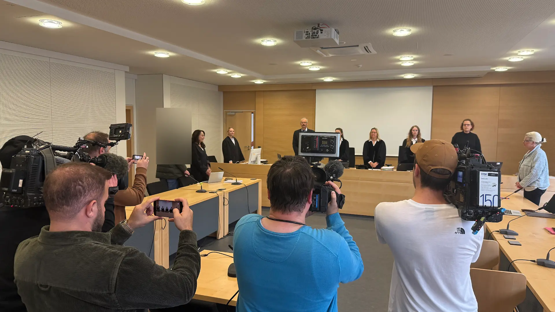 Der Orthopäde muss sich vor dem Landgericht in Braunschweig verantworten.