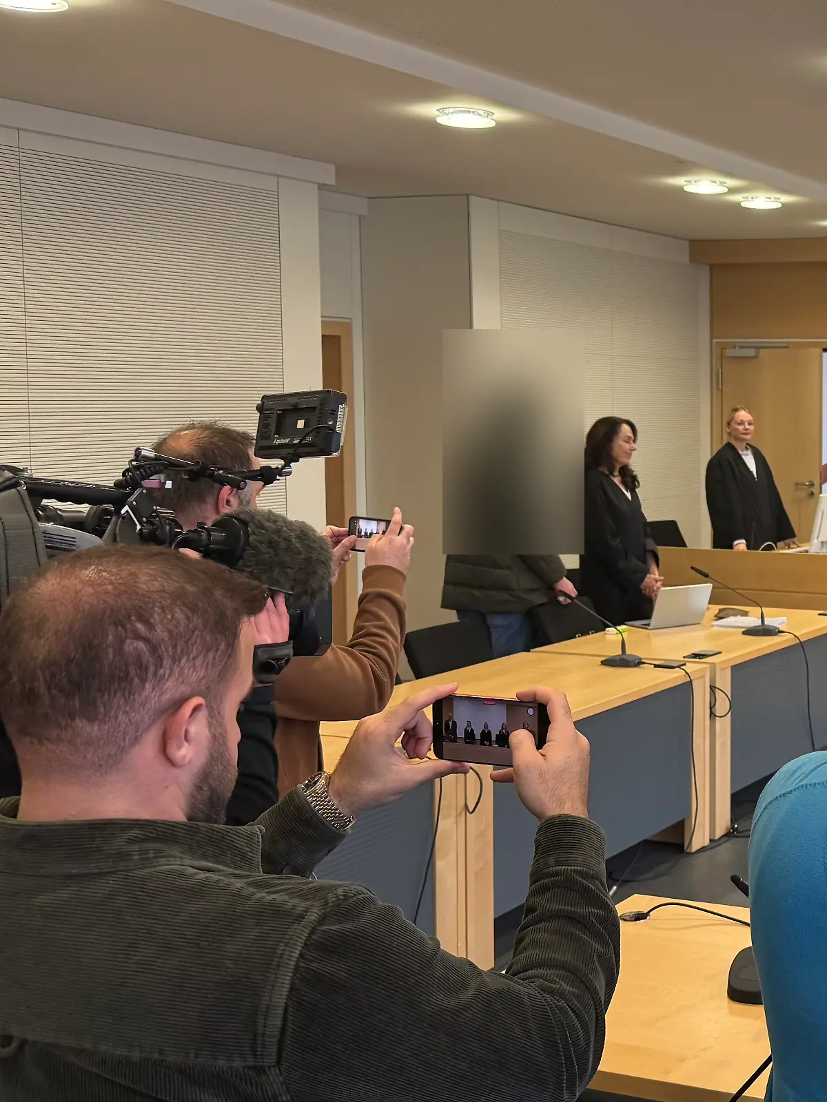 Der Orthopäde muss sich vor dem Landgericht in Braunschweig verantworten.