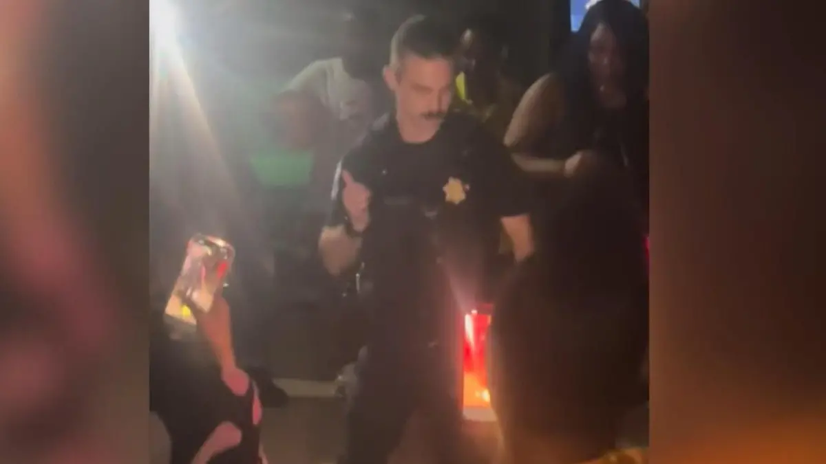 Voller Körper-Einsatz! Polizist beendet Party - mit DIESEM Auftritt Hüftschwung statt Handschellen