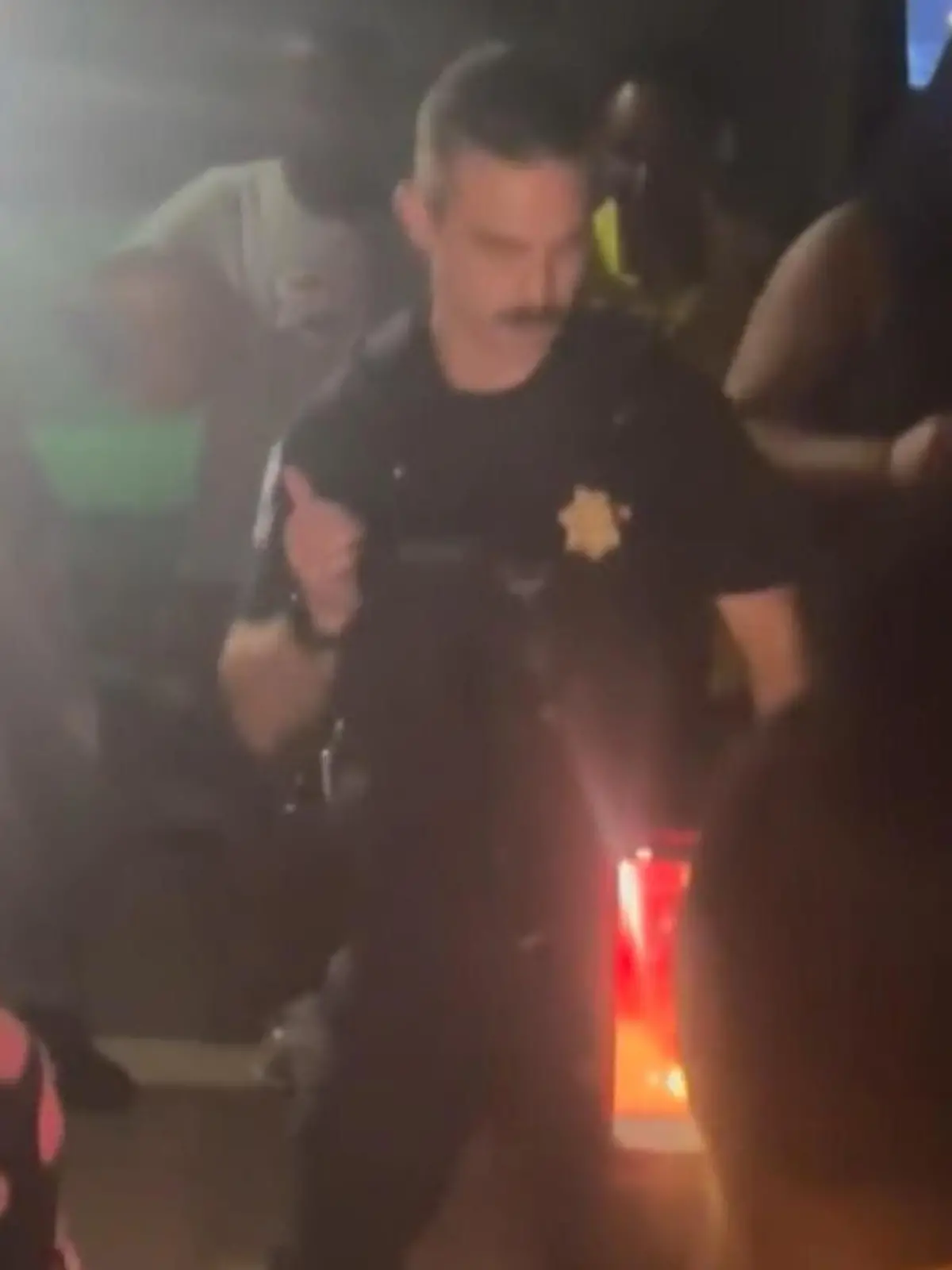 Polizist tanzt auf Party.