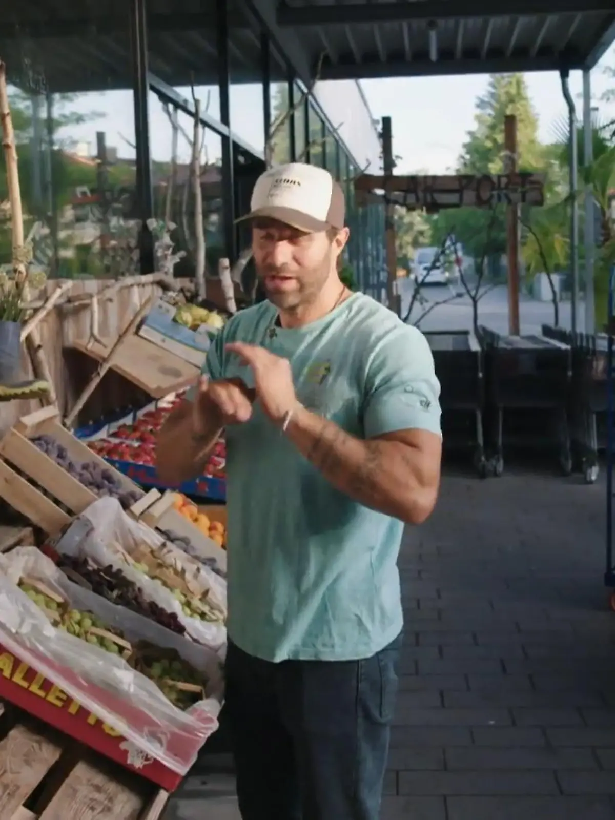 Bild zu: "Robin Hertscheck führt die Filiale zum Erfolg"