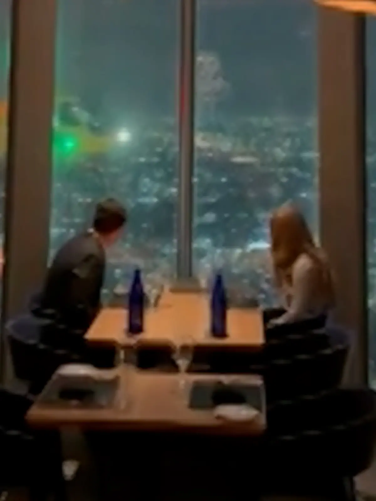Das muss wahre Liebe sein! Noah überrascht seine Freundin Hannah mit diesem außergewöhnlichen Heiratsantrag - per Helikopter! Im höchsten Restaurant von Los Angeles schwebt seine Herzdame auf Wolke sieben. 