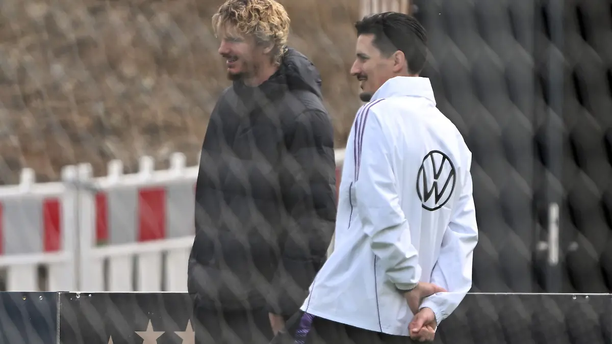 Nur Zuschauer beim Training: Nick Woltemade mit Co-Trainer Benjamin Hübner (r).