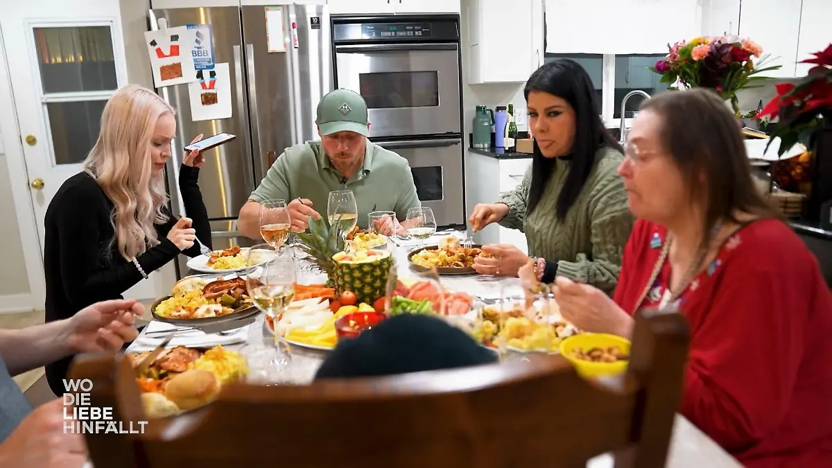 Joshua ist übers Telefon bei Thanksgiving dabei Liebesgrüße per Telefon