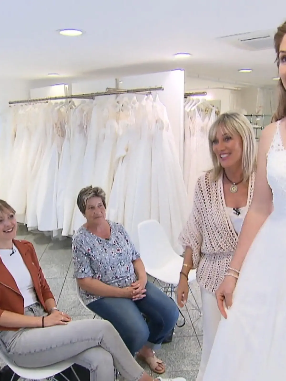 Bild zu: "Das erste Kleid treibt Gloria die Tränen in die Augen"