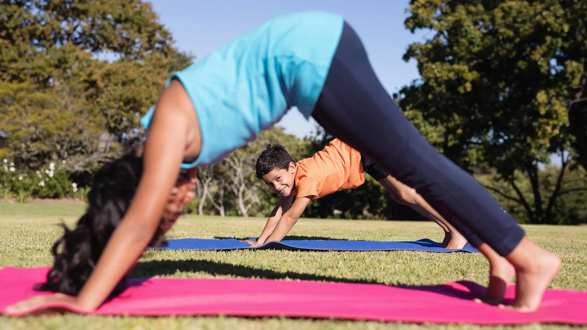  Boy looking through girl practicing yoga on mat,model released, Symbolfoto PUBLICATIONxINxGERxSUIxAUTxONLY Copyright: xWavebreakmediaMicrox Panthermedia23071925