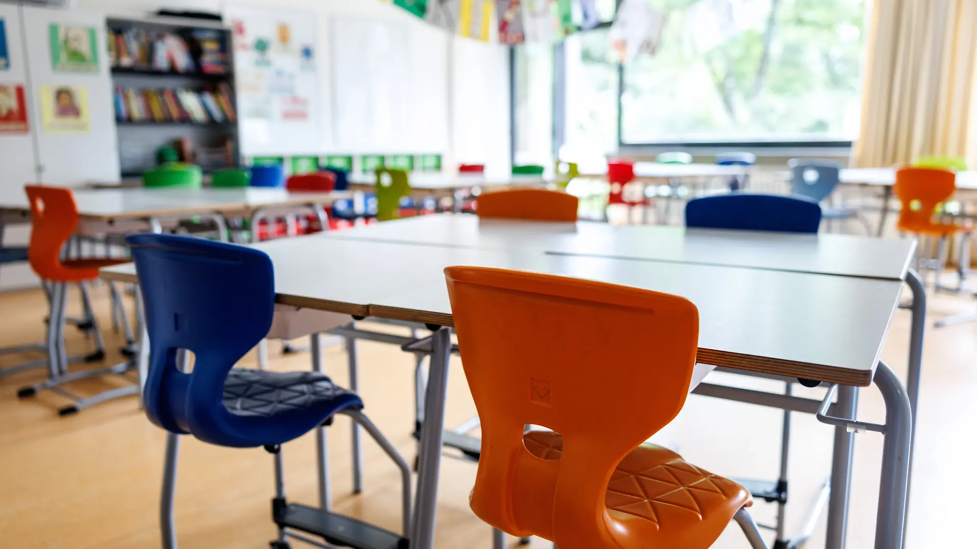 Bei einem eskalierten Streit zwischen zwei Müttern vor einer Grundschule ist auch ein Kind verletzt worden.