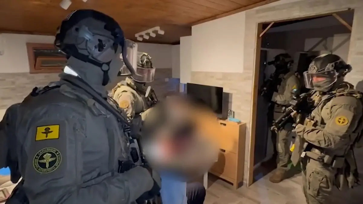 Im Bett überrascht! Gefährlicher Mafia-Boss in Unterhose festgenommen Festnahme bei Foggia in Italien