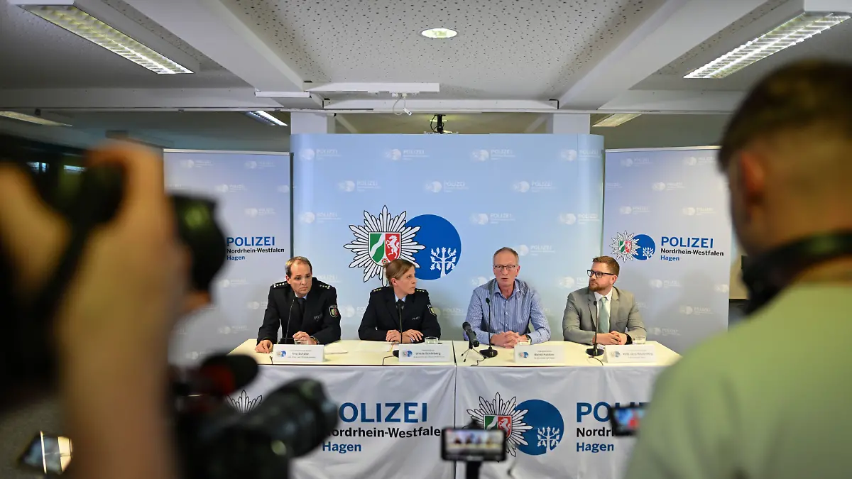 Polizei und Staatsanwaltschaft geben eine Pressekonferenz zu den Ermittlungen nach dem Messerangriff auf die neue Bürgermeisterin von Herdecke. 