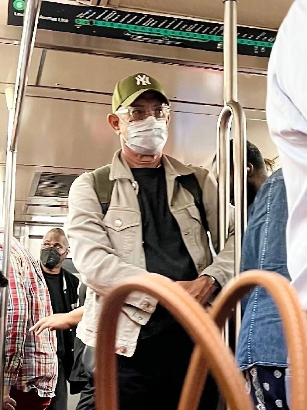 Tom Hanks macht die New Yorker U-Bahn unsicher.
