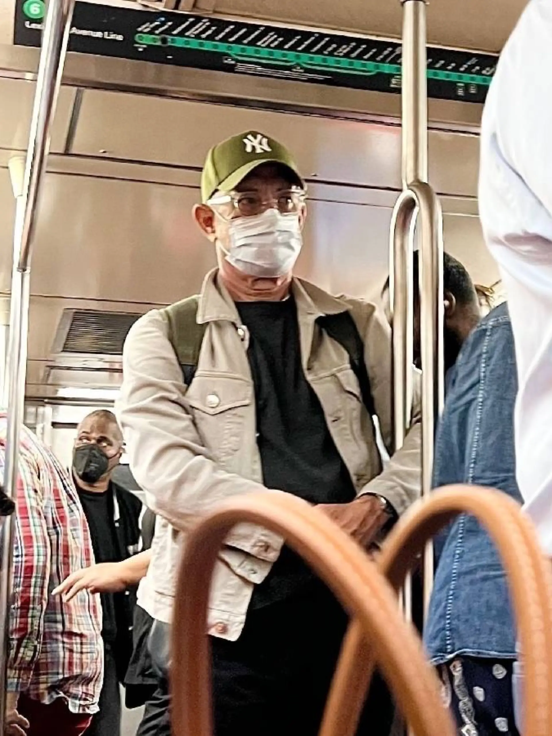 Tom Hanks macht die New Yorker U-Bahn unsicher.