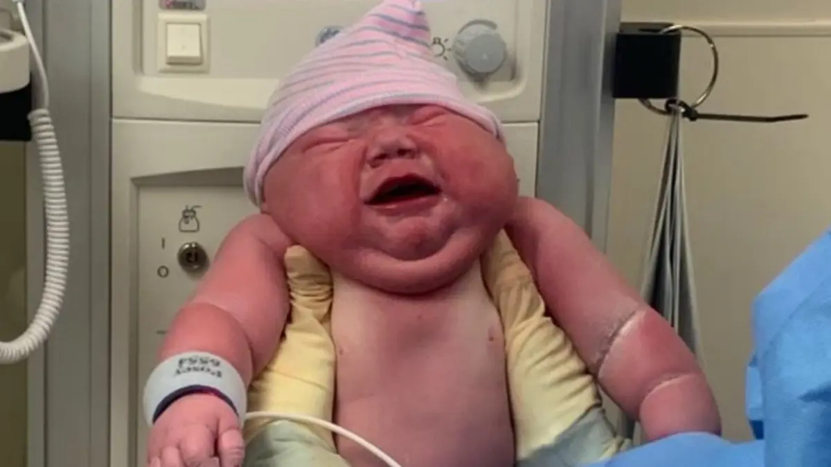 Baby Cassian bringt direkt nach der Geburt 5,8 Kilo auf die Wage. 
