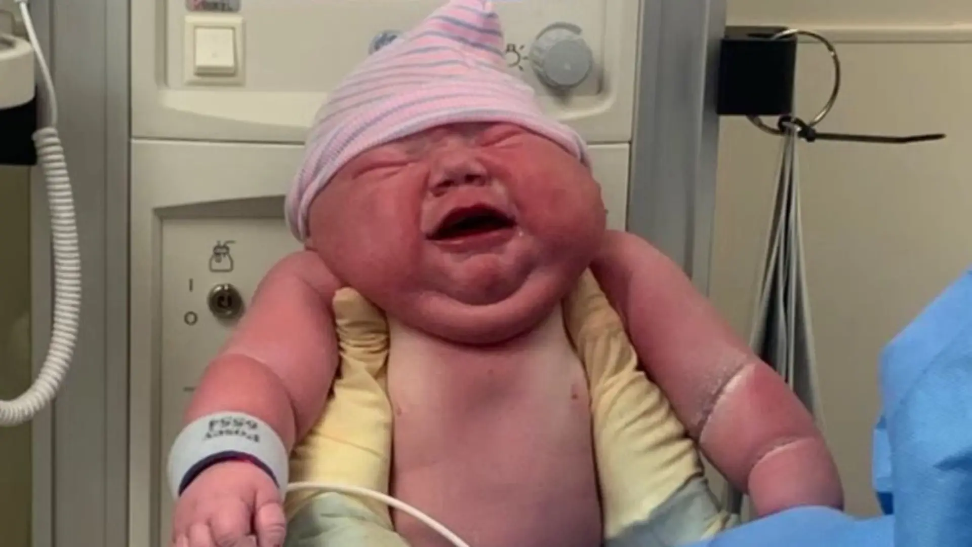 Baby Cassian bringt direkt nach der Geburt 5,8 Kilo auf die Wage.