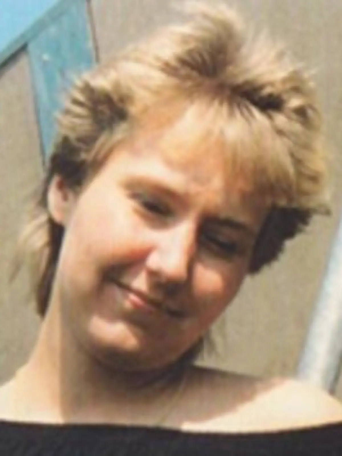 Sylvia Diercks wird 1994 in ihrer angemieteten Wohnung in Flensburg kaltblütig ermordet.