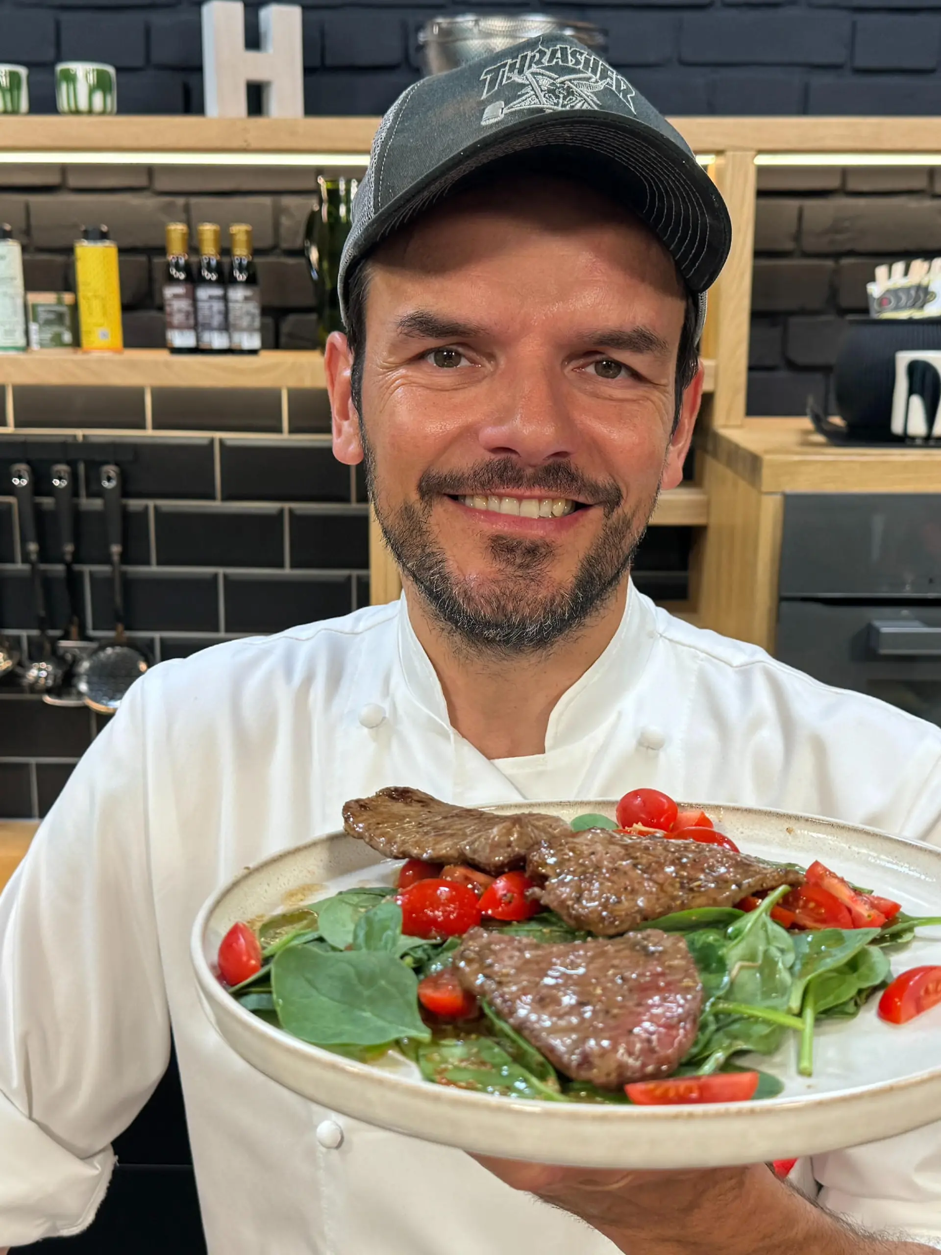 Bild zu: "Hensslers schnelle Minutensteaks mit Zitronen-Knoblauch-Butter"