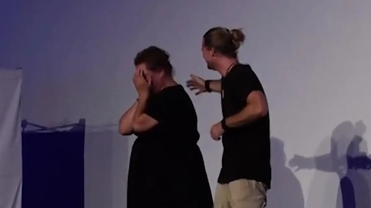 Bier-Wahnsinn auf der Bühne! Comedian lässt Gebärden-Dolmetscherin verzweifeln Nick Martin auf Deutschland-Tour