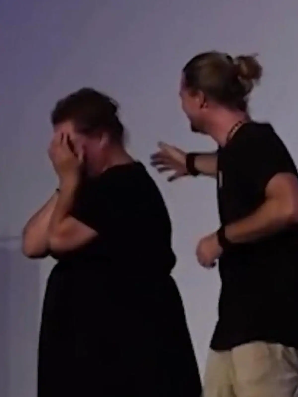 Bild zu: "Bier-Wahnsinn auf der Bühne! Comedian lässt Gebärden-Dolmetscherin verzweifeln"