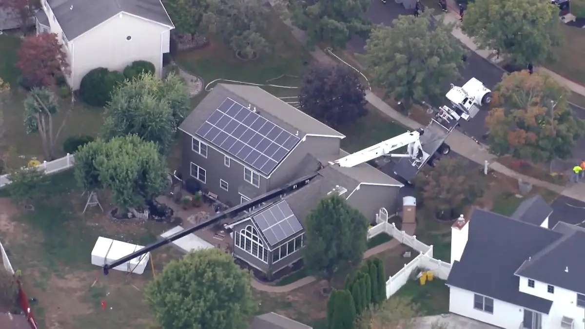 Kran soll Whirlpool in Garten heben und kracht auf Haus Anwohner kommen mit dem Schrecken davon
