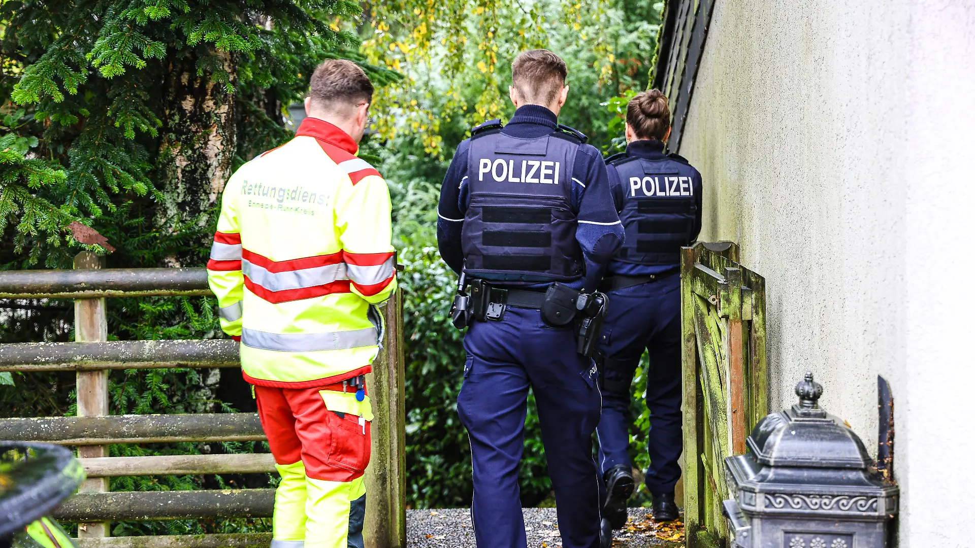Am Dienstag werden Polizei und Rettungskräfte zum Wohnhaus von Iris Stalzer gerufen.