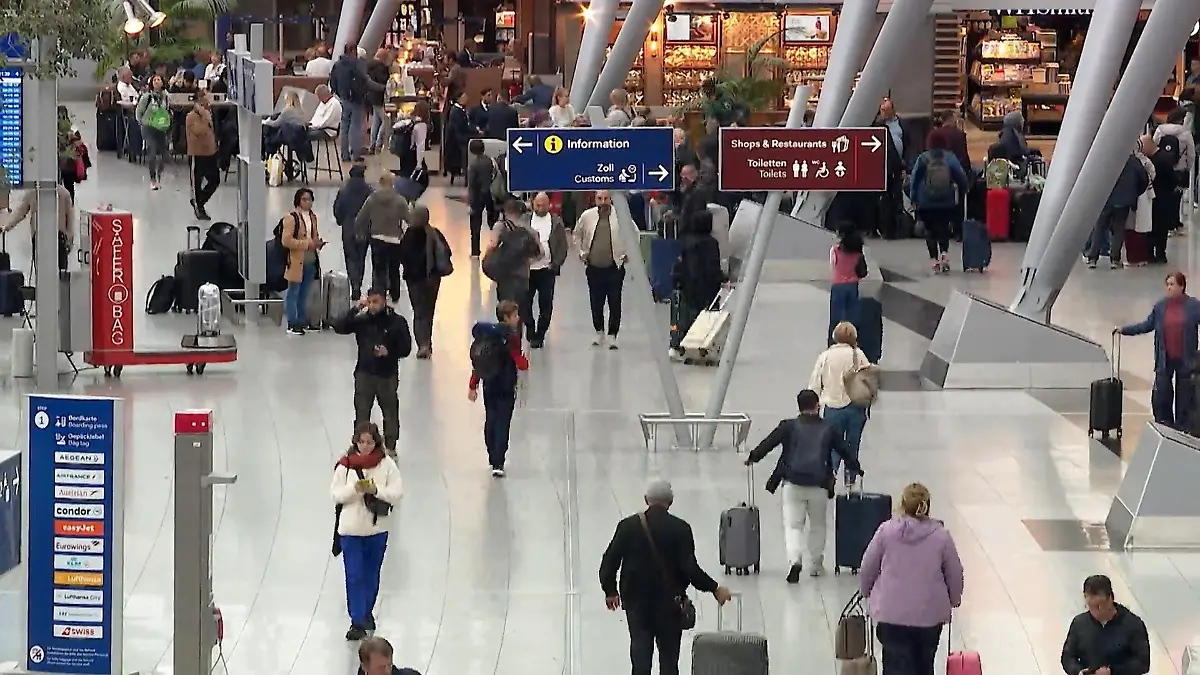 Warteschlangen durch Sicherheitslücken am Flughafen Düsseldorf Mehr Kontrollen vor den Ferien