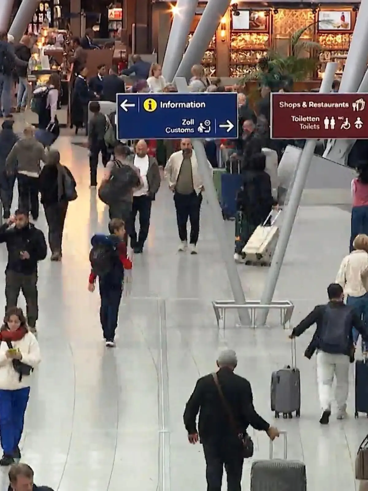 Bild zu: "Warteschlangen durch Sicherheitslücken am Flughafen Düsseldorf"