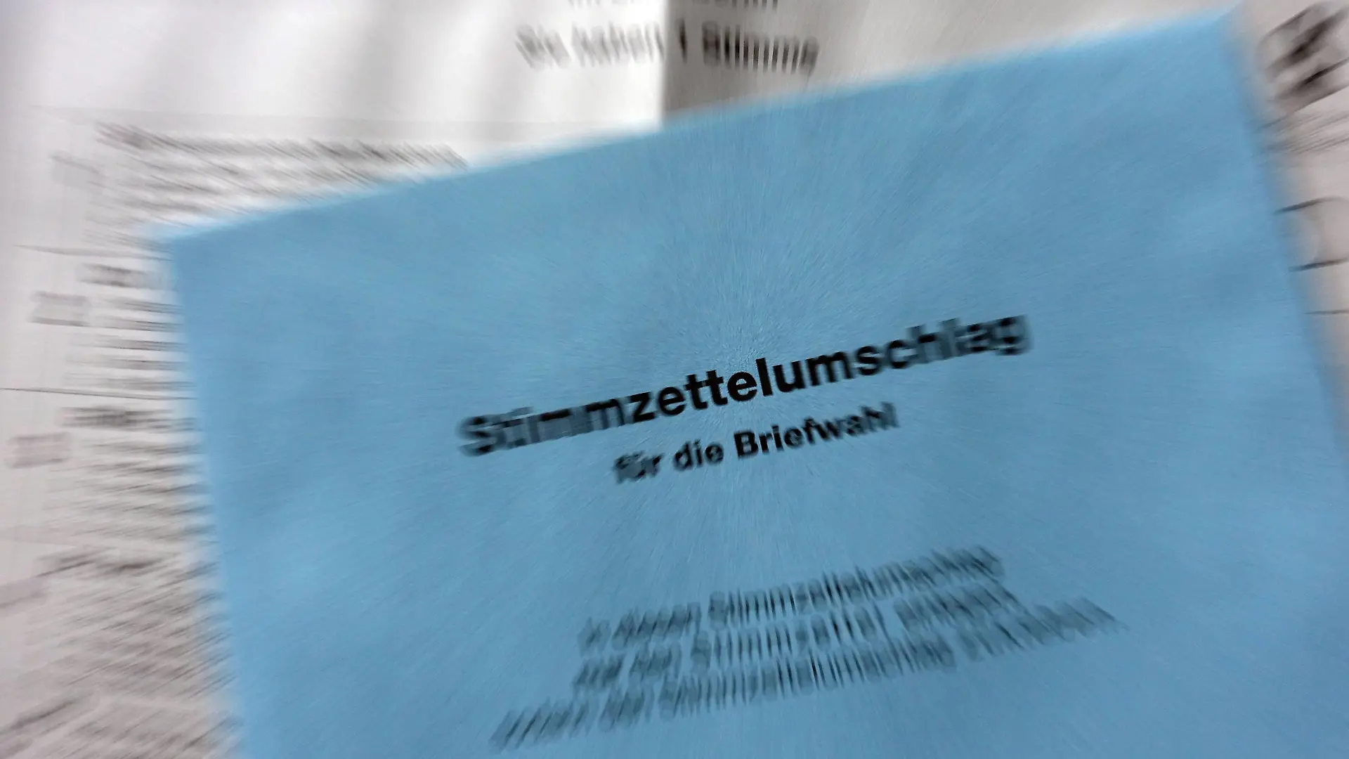23.05.2019, Berlin, GER - Blauer Stimmzettelumschlag fuer eine Briefwahl. (Abgeordnetenhauswahl, Alltag, Berlin, Bewegungsunschaerfe, blau, Briefwahl, Bundestagswahl, deutsch, Deutschland, Dynamik, dynamisch, Europa, europaeisch, Europawahl, Gesellschaft, innen, Innenaufnahme, Kommunalwahl, Landtagswahl, niemand, Politik, politisch, QF, Querformat, Stimmzettel, Stimmzettelumschlag, Umschlag, Wahl, Wahl zum Europaeischen Parlament, Wahlen, Westeuropa, Wirtschaft) 190523D003BRIEFWAHL.JPG *** 23 05 2019, Berlin, GER Blue ballot envelope for a postal vote House of Representatives election, everyday life, Berlin, motion blur, blue, postal vote, Bundestag election, German, Germany, dynamic, dynamic, Europe, European, European Election, society, interior, indoor, local election, state election, nobody, politics, political, QF, landscape, ballot  
